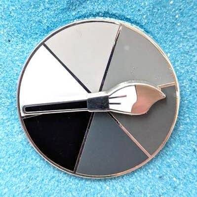 Insigne à épinglette en émail dur avec pinceau à écailles grises Decision Spinner pour la vente par SmallRiniLady