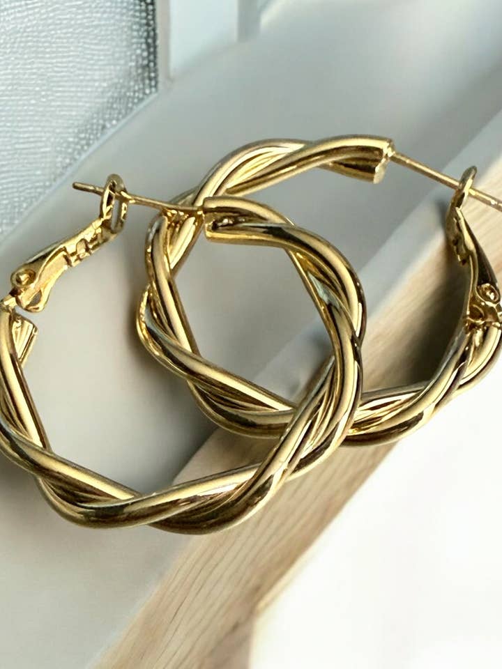 Boucles d'oreilles créoles plaquées or 14k style tressé pour la vente par Divina Jewelry & Accessories LLC