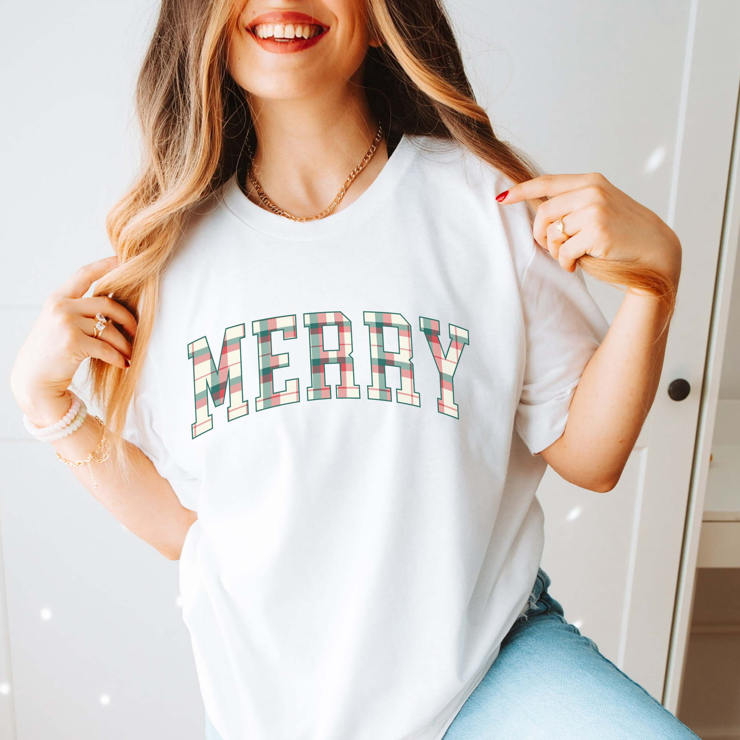 Limeberry Designs – Engroshandel Grafisk t-shirt - Dame – Plaid Merry Wholesale Bella Graphic Tee - Hurtig forsendelse0
