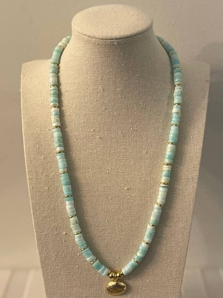 Collier en opales et coquillages pour la vente par Dragonfly Mama Designs, LLC