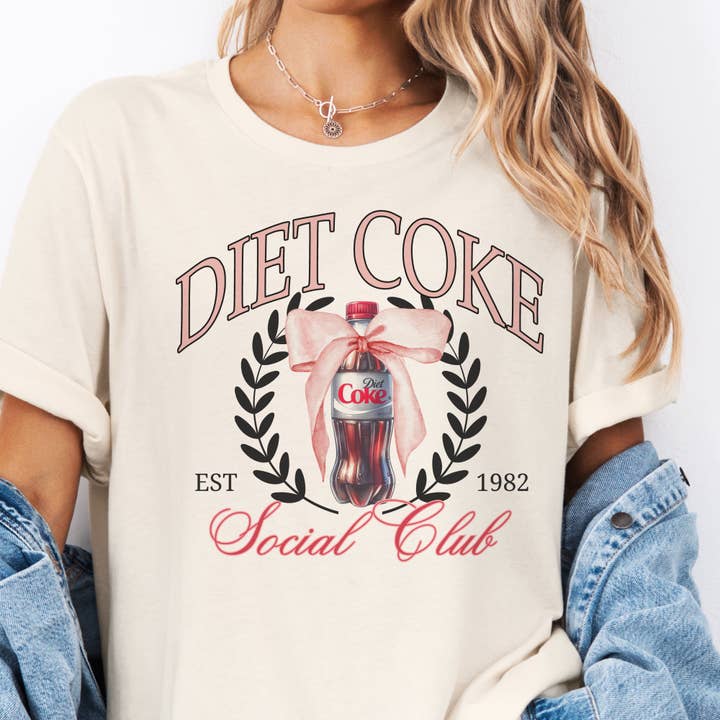Par.tees by Party On! – Großhandel T-Shirt mit Siebdruck – Damen – Diet Coke Social Club Coquette Soda Coke Bow Grafik T-Shirt3