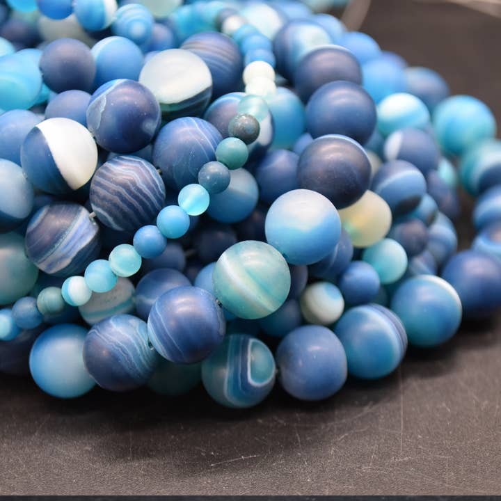 Blåbandad agat av grad A, frostade runda pärlor för wholesale av Oriental Direct Craft Supplies
