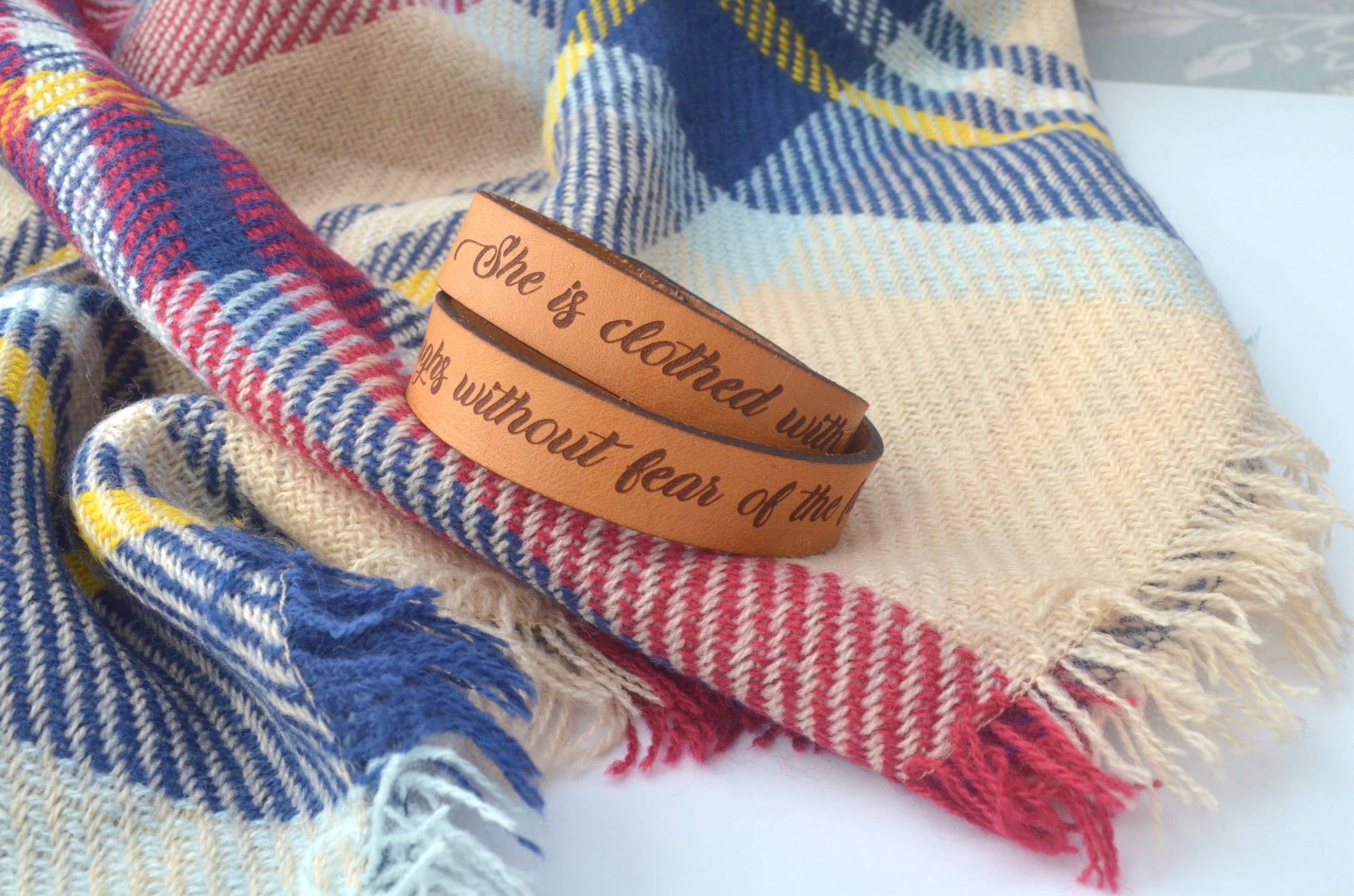 New Market Farmhouse – Großhandel Armreif – Zweifach gewickeltes Lederarmband „She Is Clothed In Strength“2