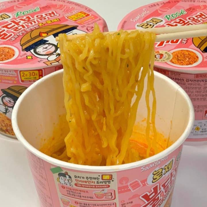 utoppa GmbH – wholesale Ramen – Samyang Buldak Bowl Hot Chicken Rose Sauce 105g