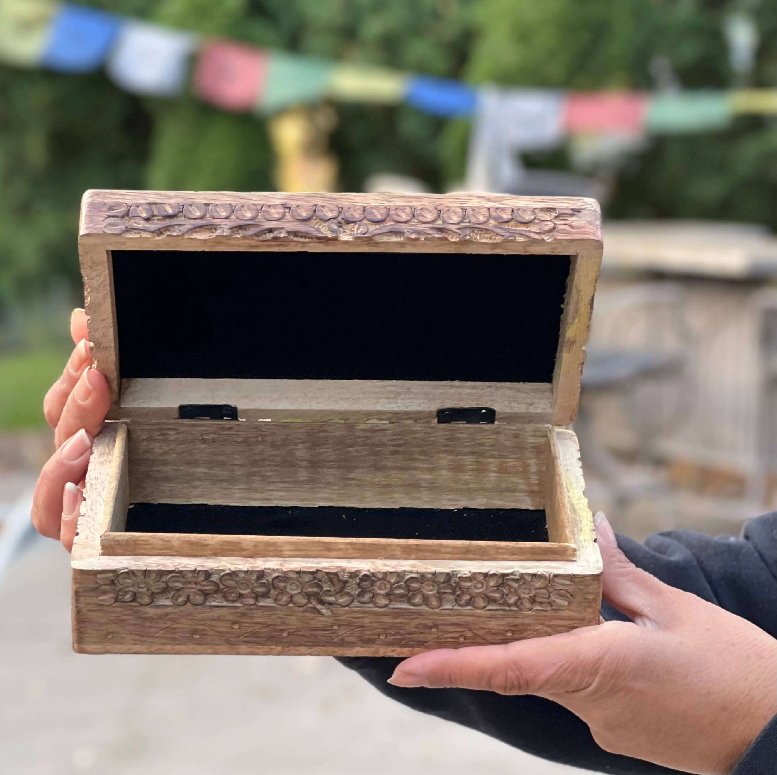 Lungta Imports – Großhandel Dekoschachteln – Hindu OM Handgeschnitzte Holzkiste zum Andenken2