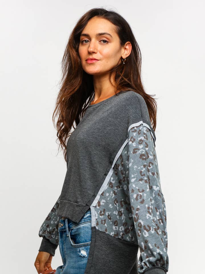 Haut à fentes en molleton léopard grande taille pour la vente par Kori America