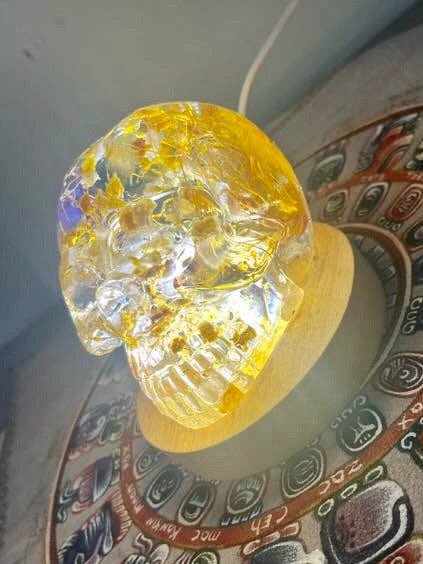 Teschio in resina artigianale con inclusione di pianta sacra e luce integrata - Decorazione unica 12 cm / 4,72” per la vendita all'ingrosso da parte di OllinMexica