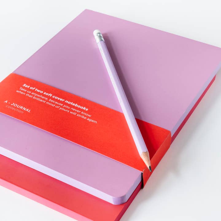 Coral e lilás Conjunto A-Journal com 2 cadernos A5 com capa flexível coral e lilás para venda a revendedores na Faire2