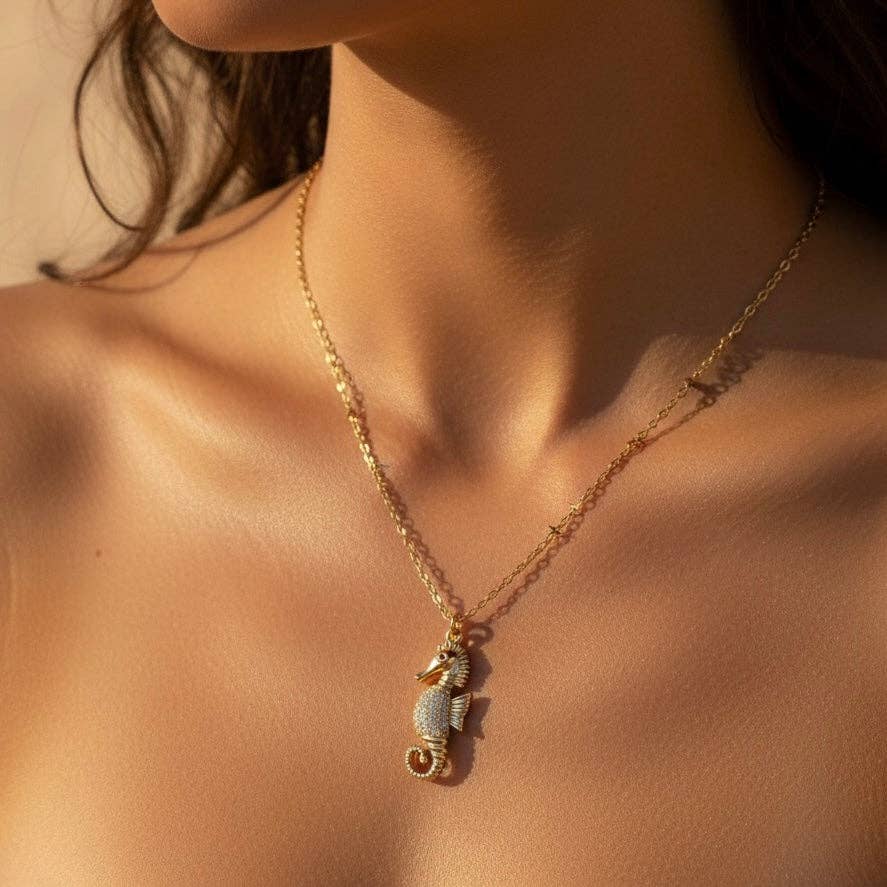 DUESTELLE ITALIA – wholesale Bönehalsband – Havets väktare - Sjöhästhalsband med zirkoner1