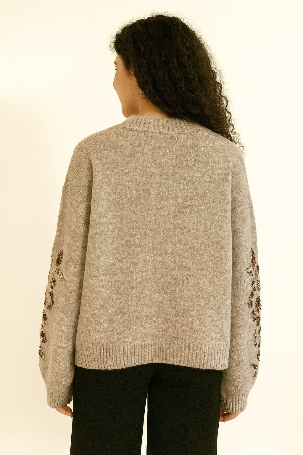 Afinity - Wholesale Pullover-trui - Dames - Oversized trui met ronde hals–Mouwen geborduurd met pailletten AP153 TAUPE1