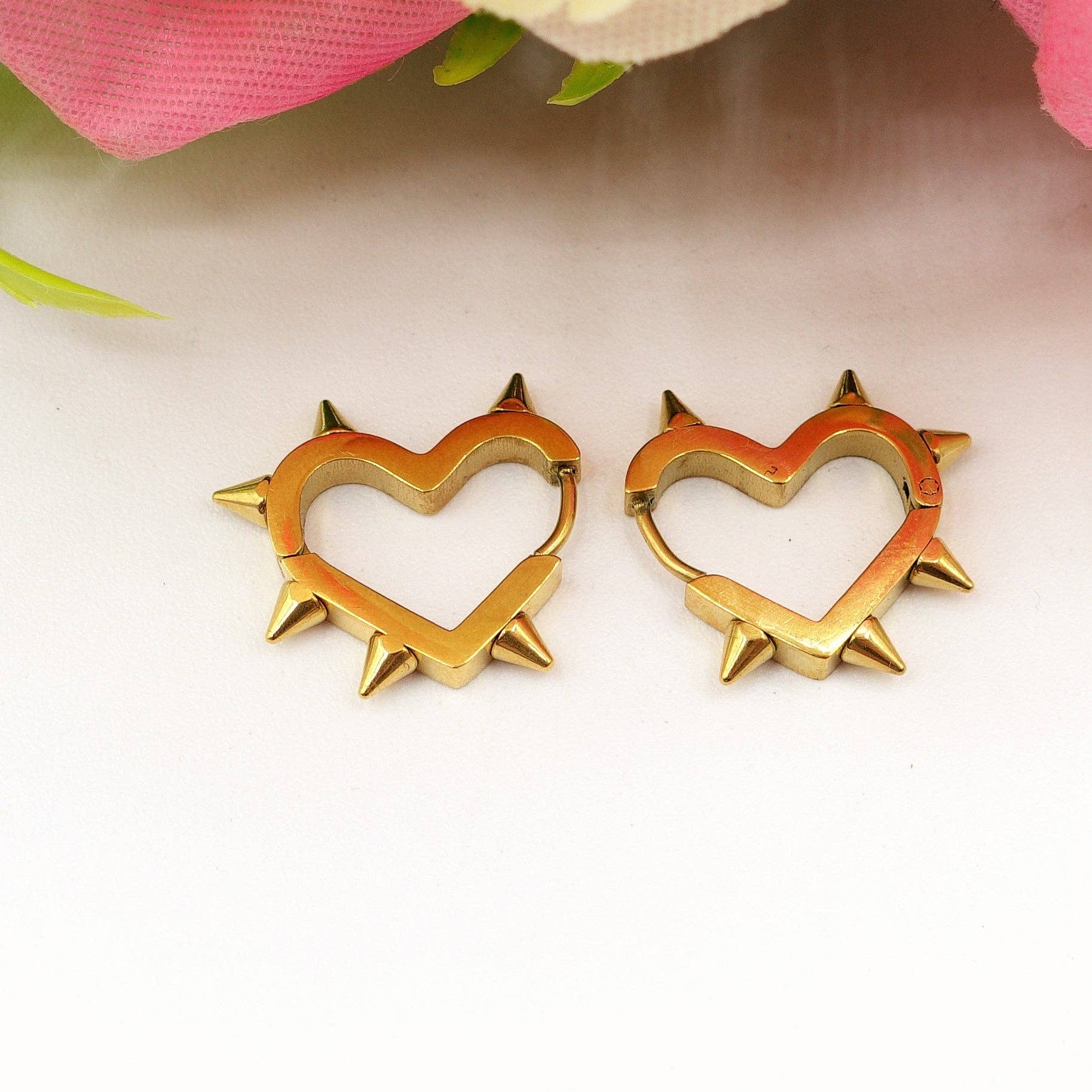 Daemon srls – wholesale Solitärörhängen – SUSY - rostfritt stål - hjärtformade hoop-örhängen med spetsar4