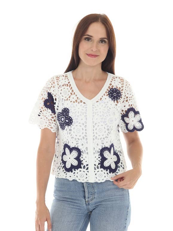 Haut en maille à fleurs Cyra pour la vente par Rain + Rose