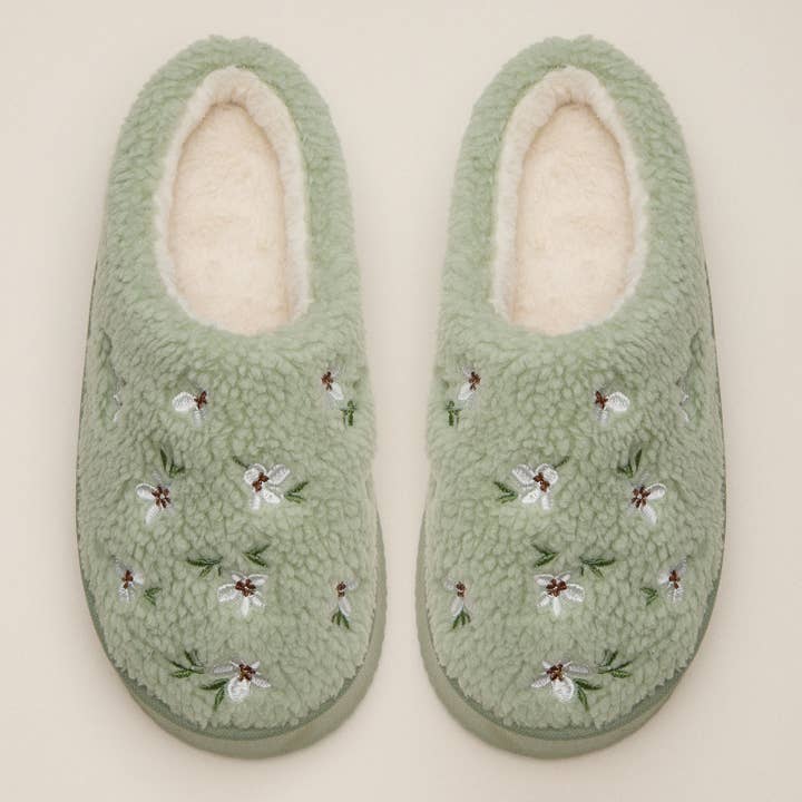 Lilla Haven – Engroshandel Slippers - Dame – Floral hjemmesko med fleecefor og broderet detalje2
