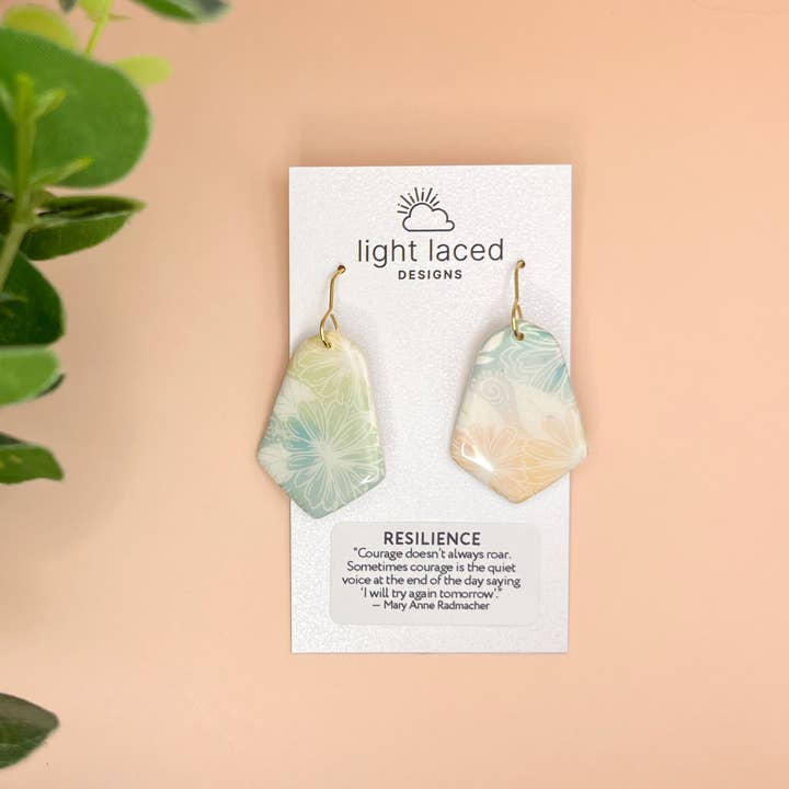 Boucles d'oreilles RESILIENCE en pâte polymère à fleurs pastel arc-en-ciel pour la vente par Lightlaced