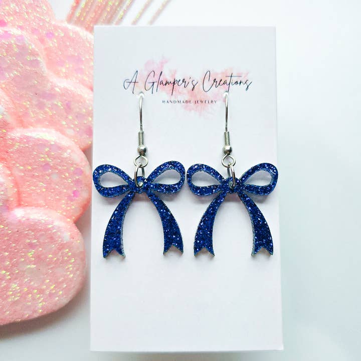 Blaue Glitzer-Schleifen-Acryl-Ohrringe - 1 Zoll breit für den Großhandel von A Glamper's Creations LLC