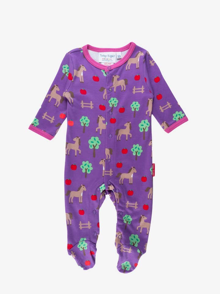 Pyjama bébé en coton bio une pièce avec pieds et imprimé chevaux pour la vente par Toby Tiger GmbH