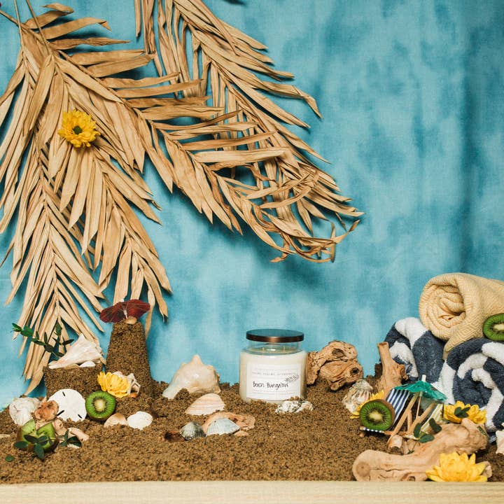 Bougie en cire de soja Bungalow de plage pour la vente par Palms, Psalms, & Prosecco