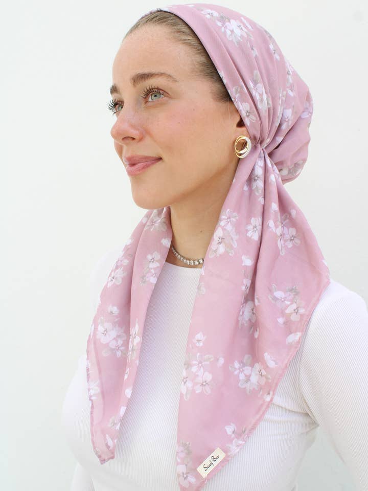 Korte klassieke voorgeknoopte Blushing Petals-hoofddoek (met fluwelen anti-slip) voor wholesale door The Scarf Bar