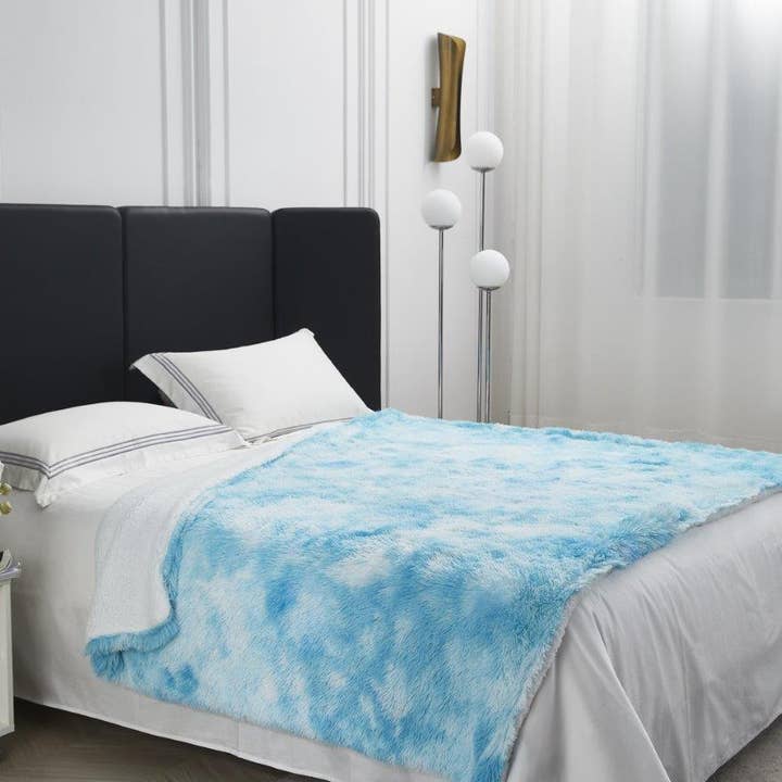 Duke Imports – Großhandel Überwurfdecke – "Blauer Himmel" Kunstfell-Plüschdecke - 127 cm x 178 cm2