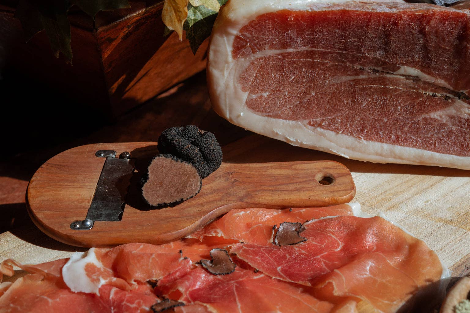 Deliciously Fine Foods – wholesale Ham – Prosciutto Crudo al Tartufo | Dry-cured Ham with Truffle | Subissati | Block of +/- 1Kg1
