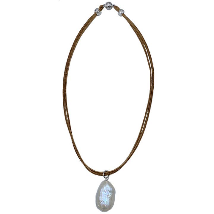 605-22 | RAS DE COU EN DAIM BEIGE AVEC STONE PEARL pour la vente par Girl With A Pearl