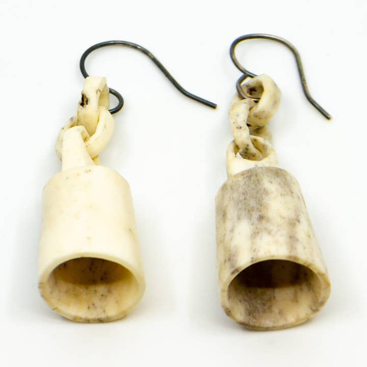 Carved Antler Chain Bell Earrings för wholesale av Eric Silva
