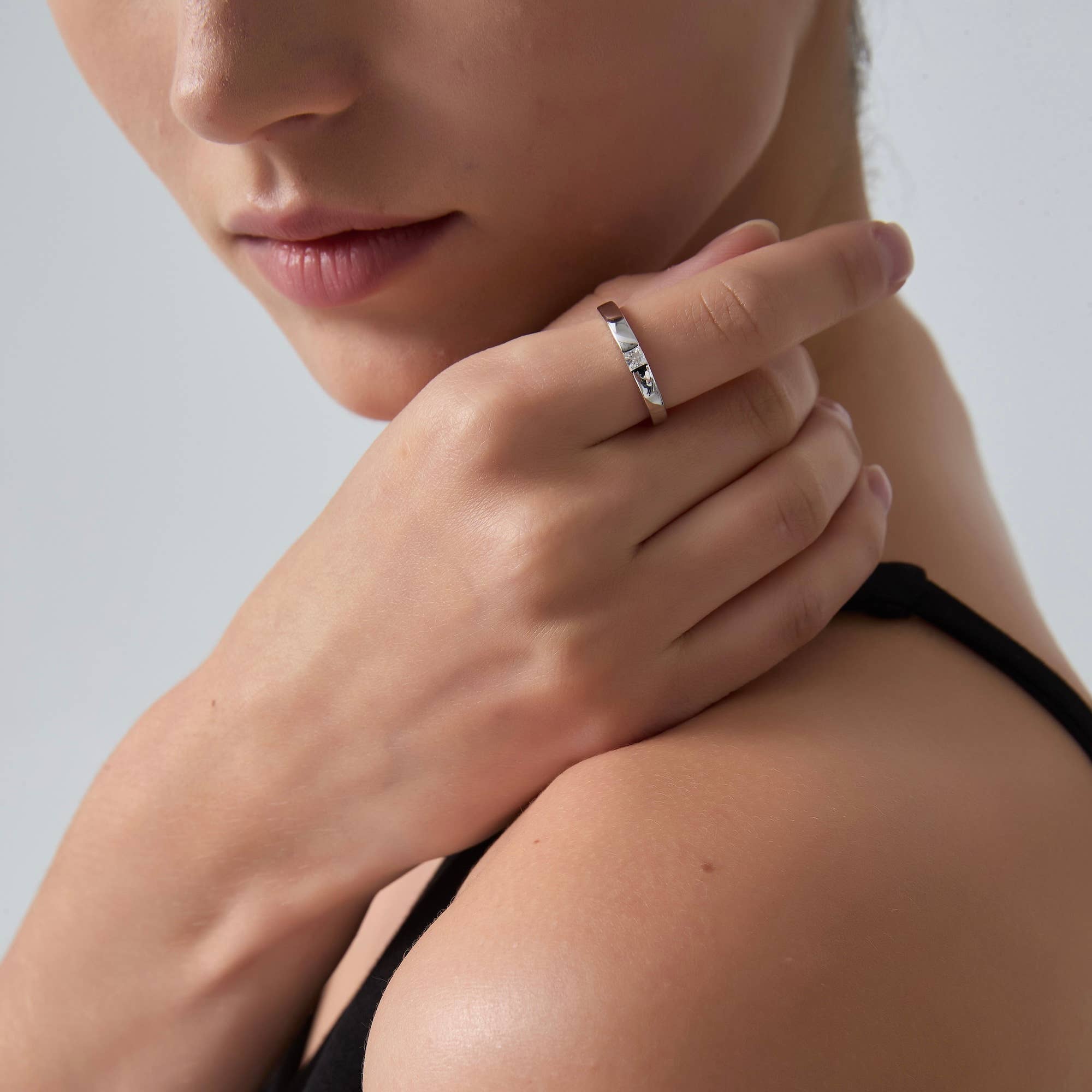 Perimade & Co. LLC - Wholesale Trouwring - Prinsesgeslepen Moissaniet Verlovingsring in 925 Sterling Zilver1