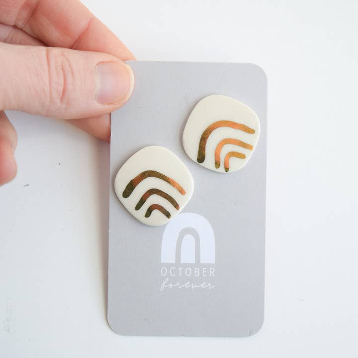 Bløde firkantede Statement Studs for engroshandel hos October Forever