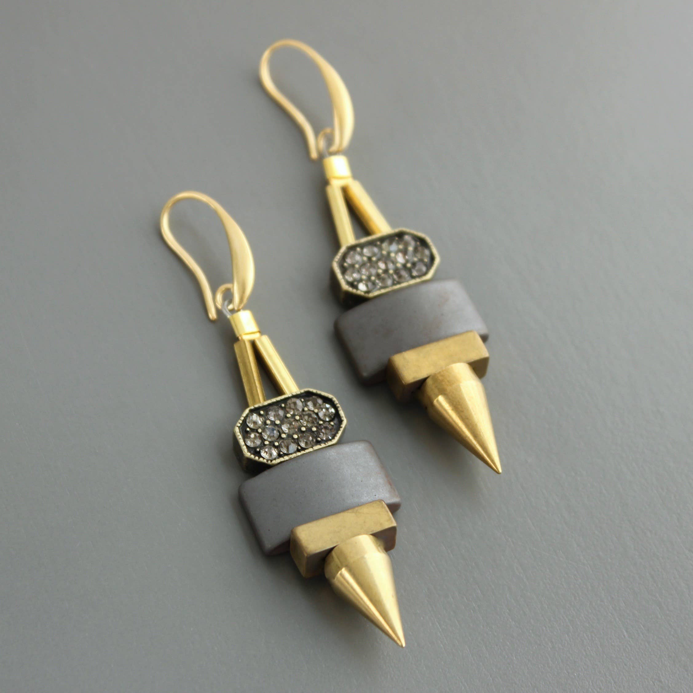 David Aubrey Jewelry - Venta al por mayor Pendientes colgantes - Pendientes ArtDeco de hematita y latón CHRE462