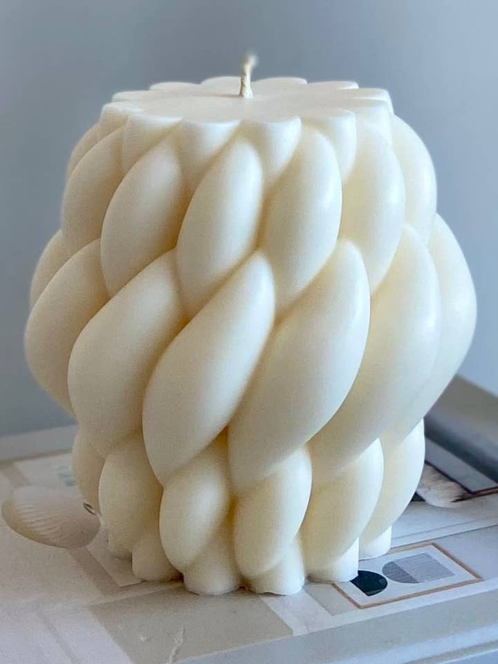 La bougie en cachemire - Bougie de soja esthétique sculptée pour la vente par Hellen’s Boutique