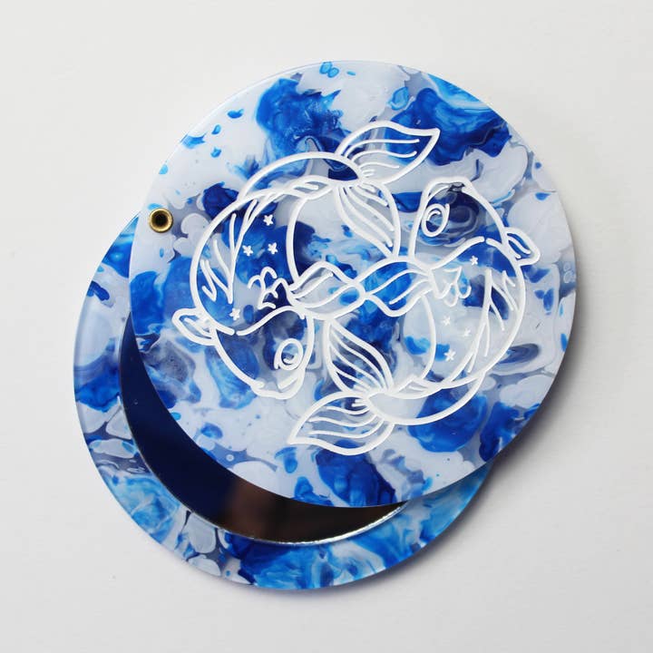 Koi Fisk Blå Hvid Marmor Kompakt Lommerspejl for engroshandel hos Cousins Collective