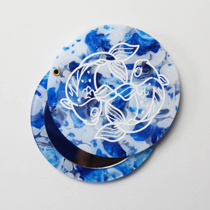 Koi-Fisch Blau Weiß Marmor Kompakter Taschenspiegel für den Großhandel von Cousins Collective