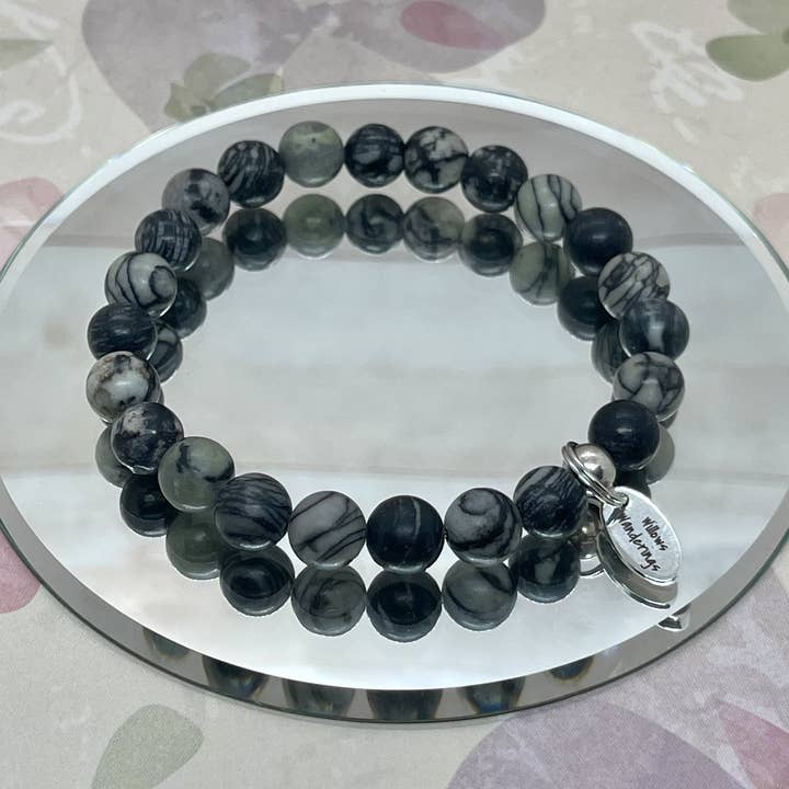 Bracelet en pierres précieuses en soie noire pour la vente par Willows Wanderings