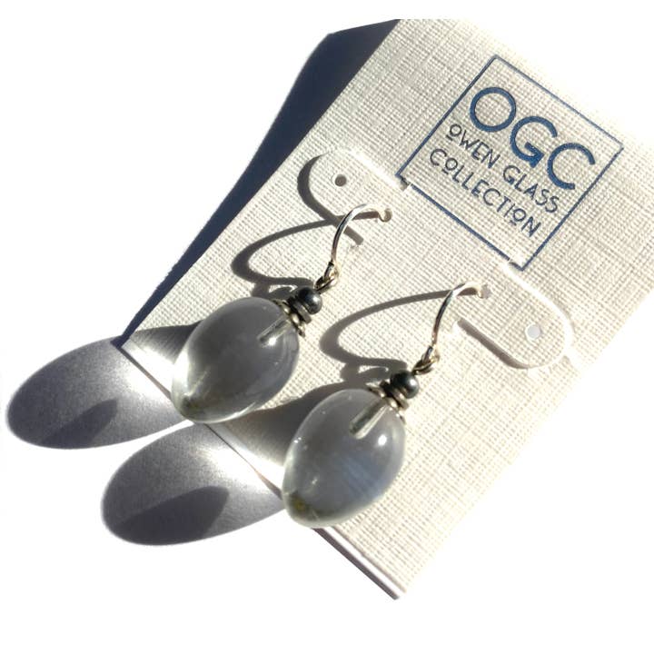 BÄR 10 - KLARA GLASDROPPÖRHÄNGEN, SILVER ACCENTER för wholesale av Owen Glass Collection