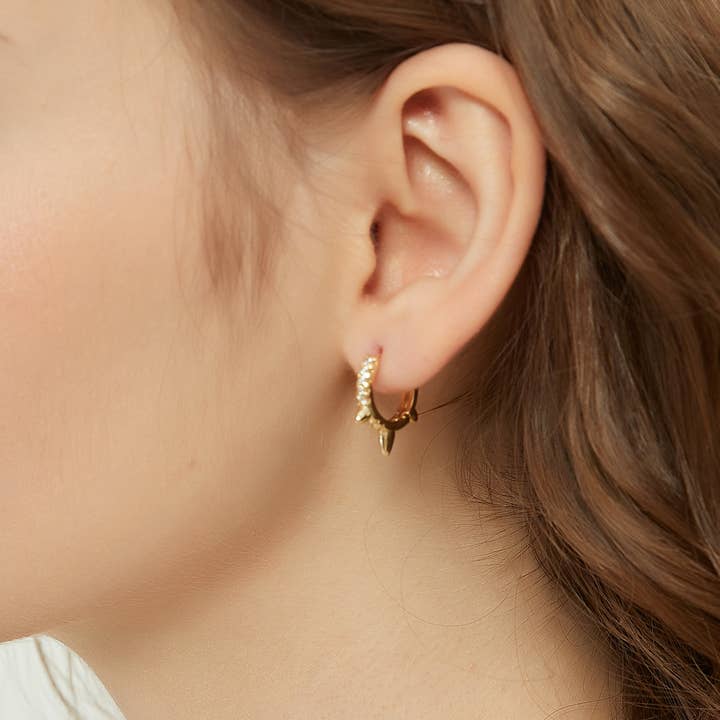 Melange Blanc - Vente Petits anneaux - Boucle d'oreille à pointe dorée Mya, boucles d'oreilles huggie, boucles d'oreilles créoles2