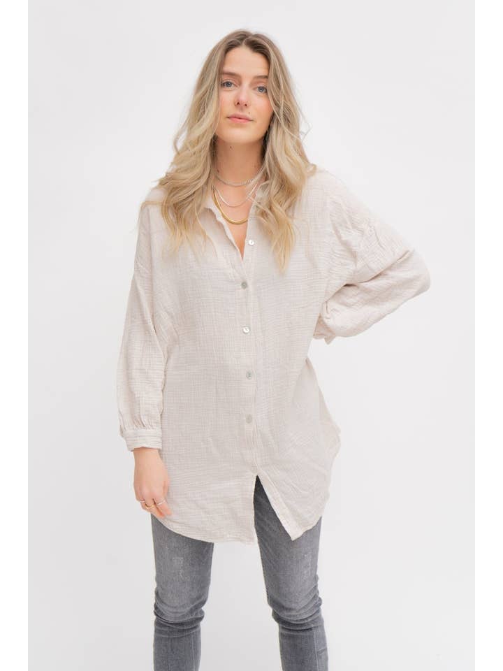 Wild Daisy – Engroshandel Skjorte med buttondown – til kvinder – Oversized muslin skjorte BONNIE i beige3