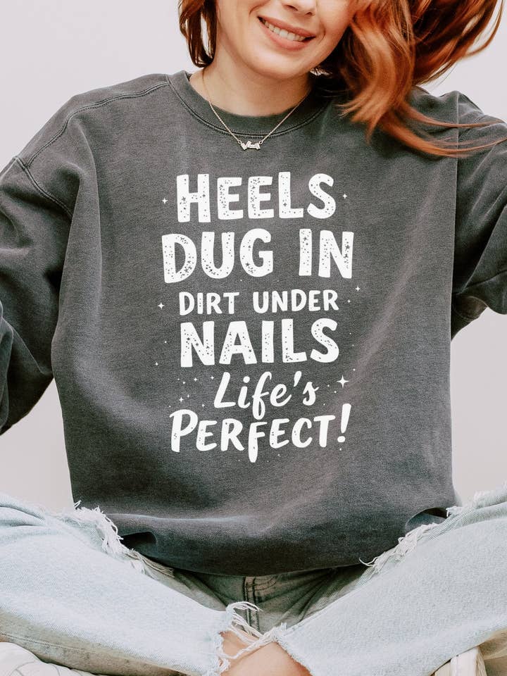 Soil Comforts - Vente Sweat-shirt à imprimés – unisexe - Talons enfoncés dans la terre sous les ongles le sweat-shirt parfait de la vie1