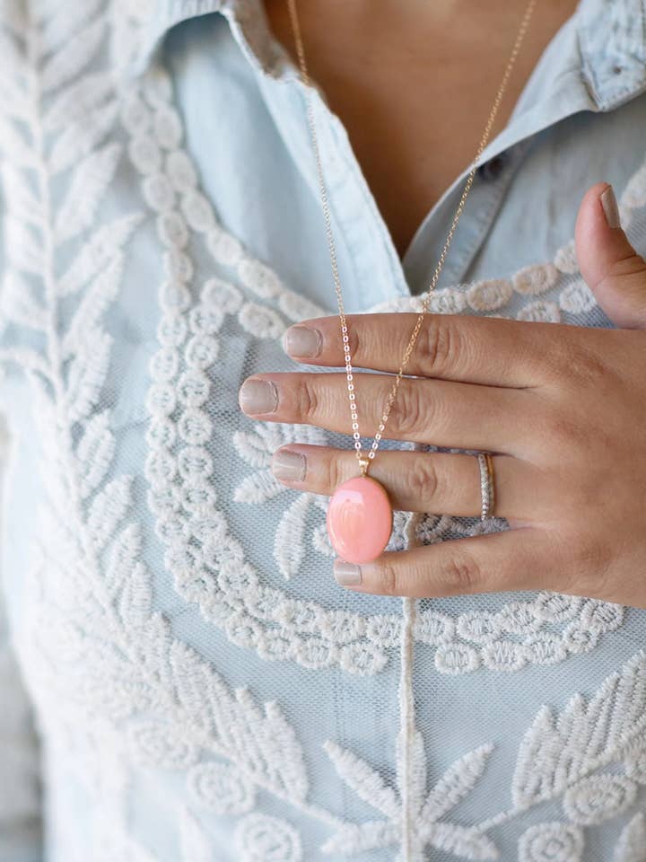 Grande Collana con Medaglione Placcato in Oro - Smaltato a Mano per la vendita all'ingrosso da parte di The Blooming Thread