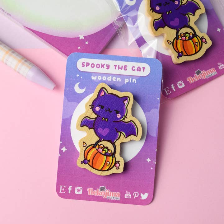 Épingle en bois Spooky le Chat pour la vente par Nekojima Studios