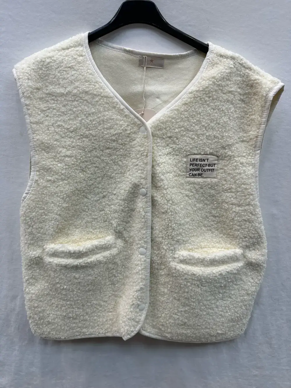 Mimi & Gogo – Großhandel Oberbekleidungsweste – Damen – Moumoute-Weste mit Abzeichen @3418_GiEcussonMoumoute0