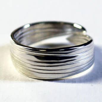 Anello regolabile in olivina in argento sterling riciclato per la vendita all'ingrosso da parte di Maä bijoux