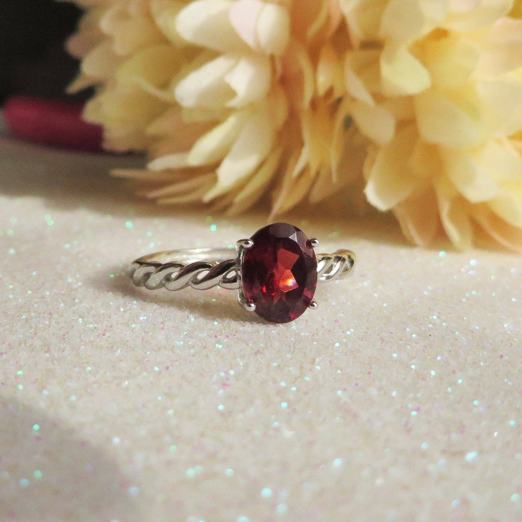 GRANATRÖD bas SILVER ARUNA justerbar ring med naturlig röd granat för wholesale på Faire6