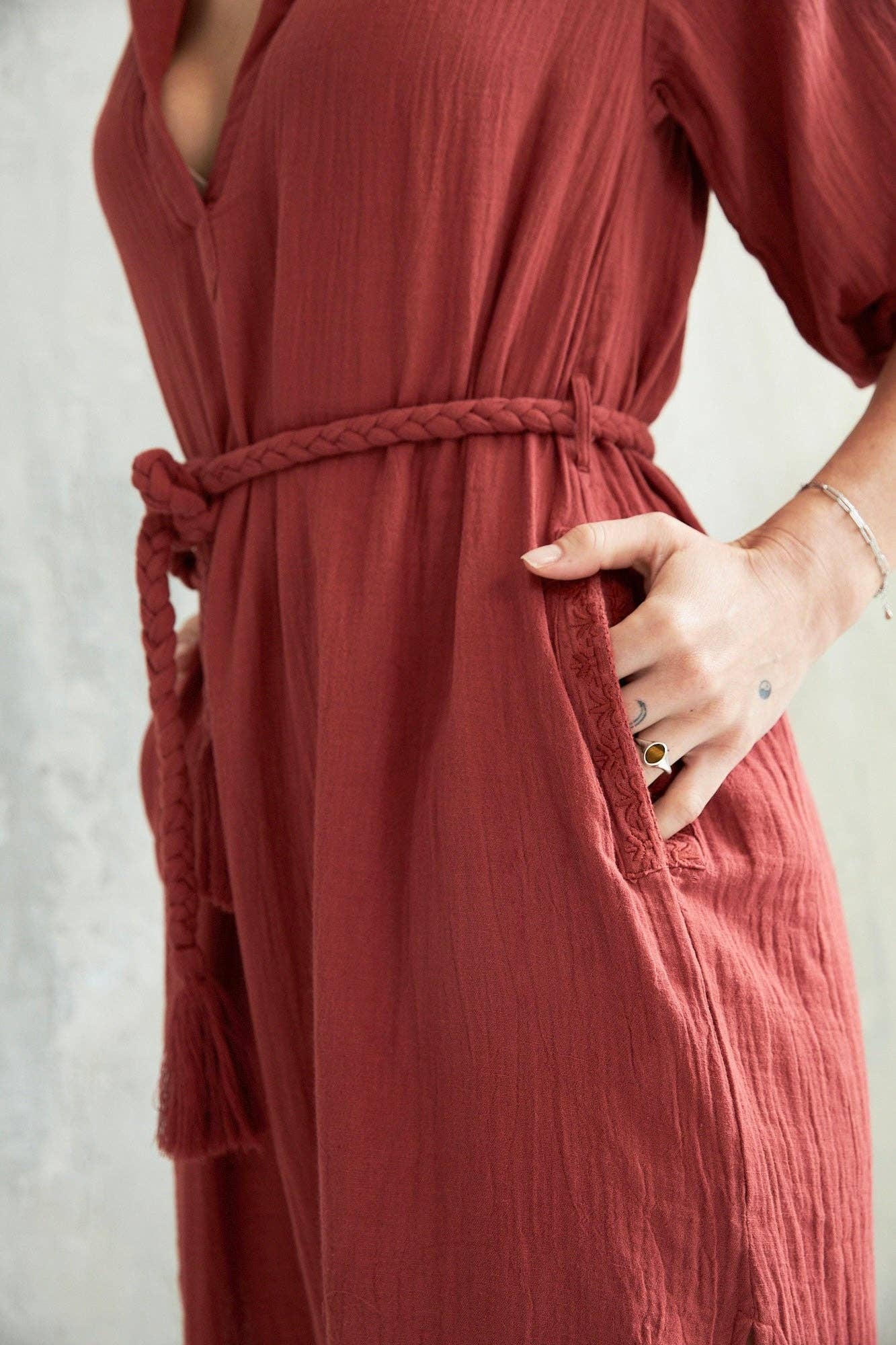 murstenbrun Sheri kjole i bomuldsgaze med broderi og flettet bælte for engroshandel på Faire4