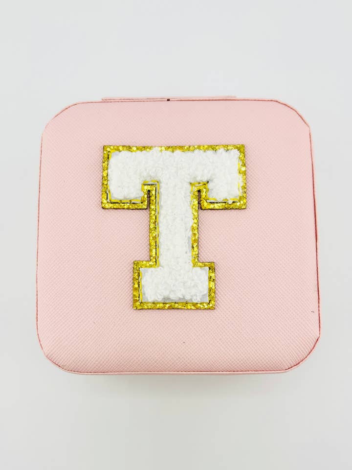 Bokstav T resesmyckesfodral i rosa för wholesale av Bella Blu Designs