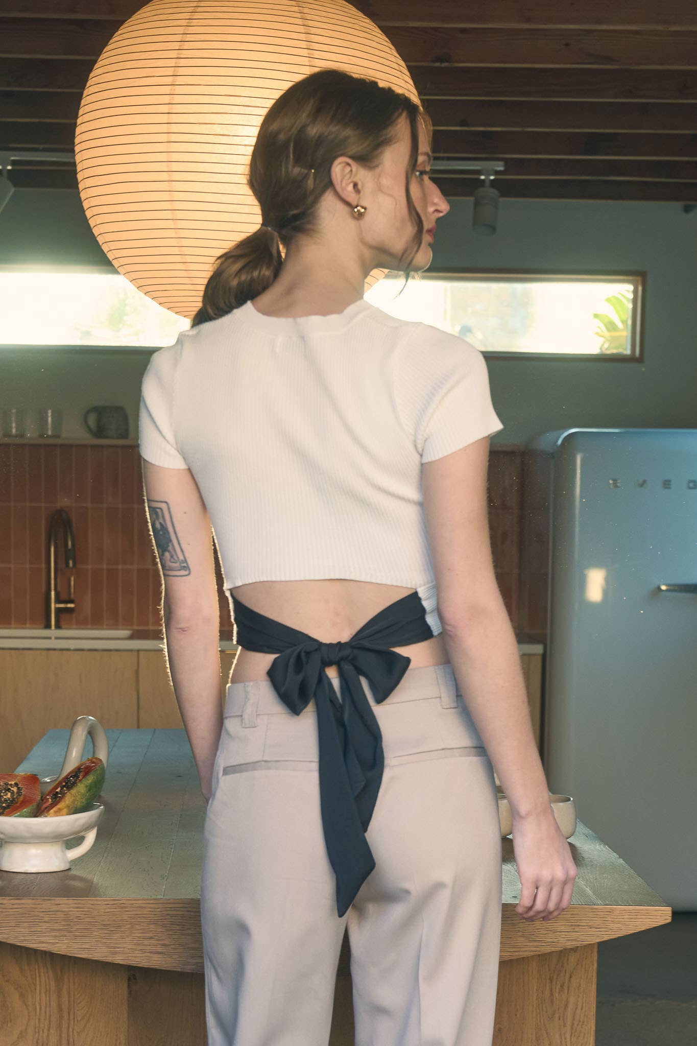 The Workshop Studio - Venta al por mayor Jersey corto de punto - Mujer - TOP CORTO DE PUNTO CON MANGAS CORTAS Y LAZO EN LA ESPALDA11