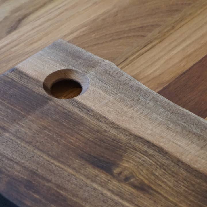 Melbourne Maker – Engroshandel Serveringsbakke – Håndlavet engelsk valnød træbræt med naturlige kanter - Serverings- og opbevaringsbakke2