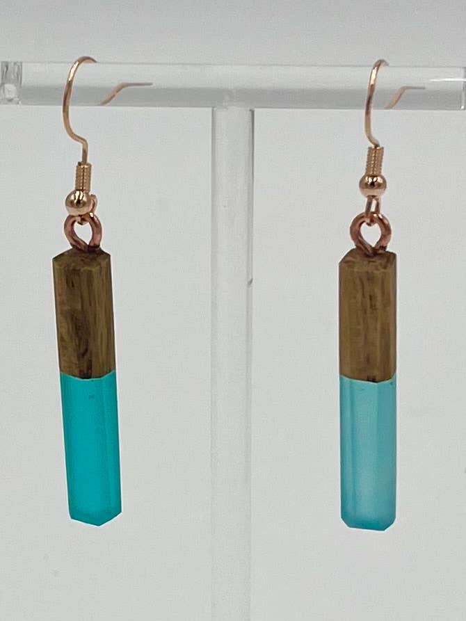 Boucles d'oreilles en résine bleu ciel pour la vente par Wood & Resin Handmade