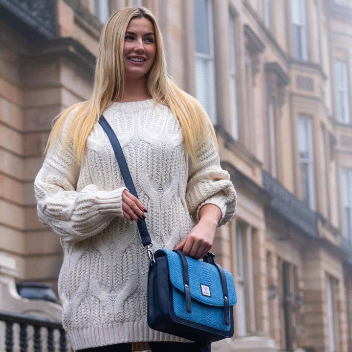 Sac messager pour femme en Harris Tweed bleu ciel pour la vente par maccessori