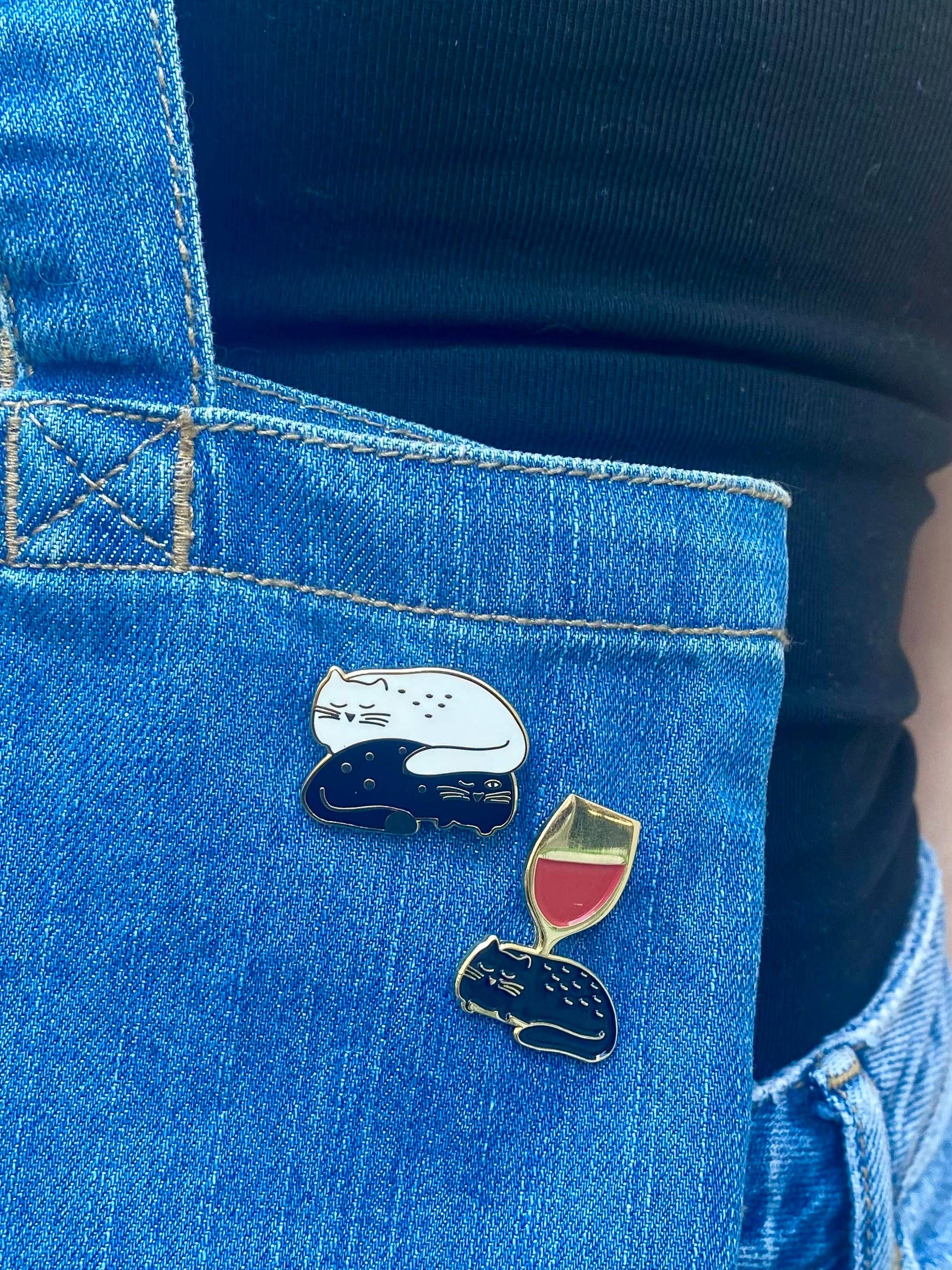 LES IMPRIMEUSES – Engroshandel Broche – Pin’s Sort kat hvid kat - To er bedre1