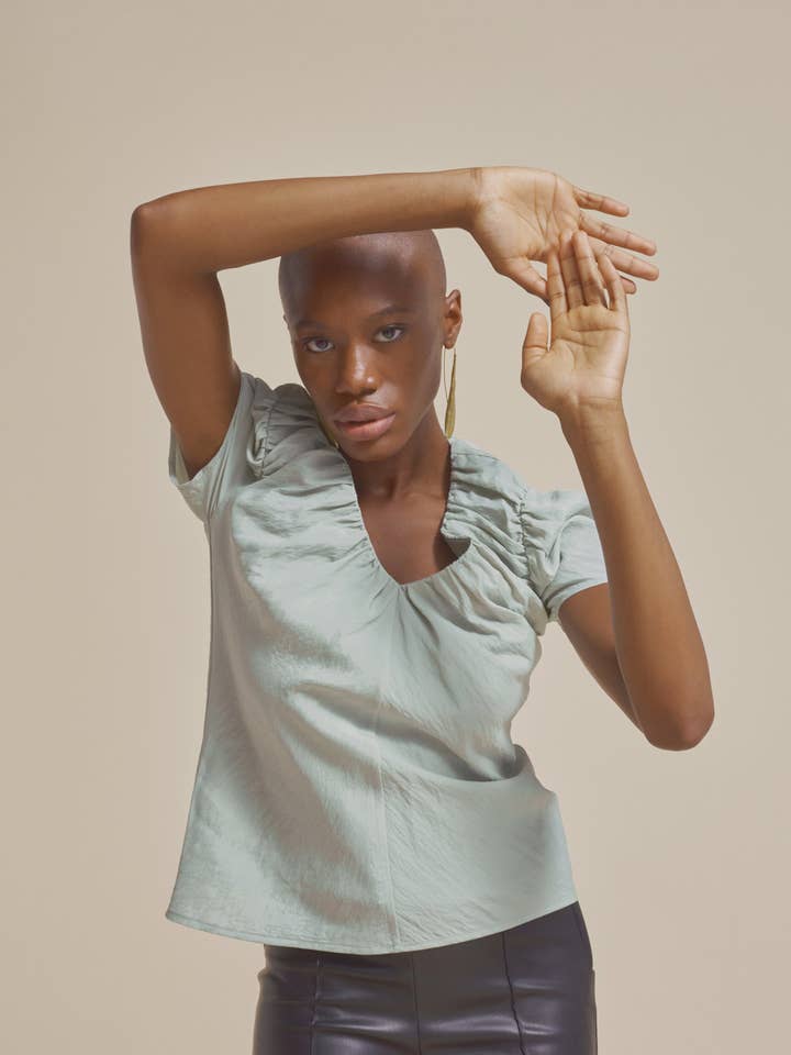 Luna - Top com decote em V e mangas curtas com detalhes reunidos por atacado de SUNDAY LIFE